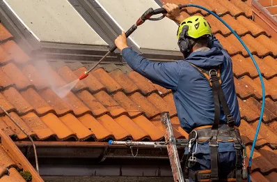 Démoussage et hydrofuge de toiture à Sérénac